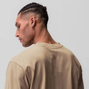 Vista dettagliata dello scollo e del tessuto di una t-shirt fitness kaki da uomo girocollo