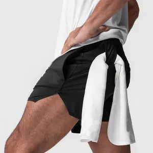 Primer plano de pantalones cortos deportivos con un lazo funcional para toalla atrás.
