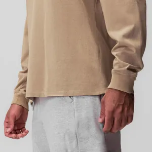 Dettaglio ravvicinato di una t-shirt sportiva kaki a maniche lunghe da uomo con polsini