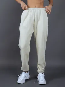 Modello che indossa pantaloni della tuta in pile bianco crema con vita elasticizzata