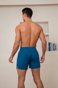 Achteraanzicht van blauwe hardloopshort voor heren van ademende sneldrogende stof