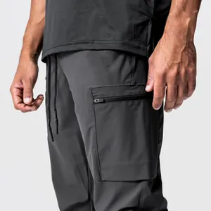 Detail der grauen Outdoor-Cargohose für Herren mit sicherer Reißverschlusstasche