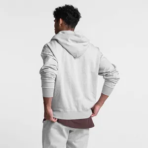 Detaillierte Rückansicht eines grauen Kapuzenpullovers und Jogginghose für Herren