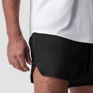 Detalle del tejido de malla transpirable en pantalones cortos deportivos negros