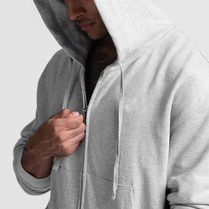 Nahaufnahme eines grauen Kapuzenpullovers mit Reißverschluss für Herren mit Fokus auf Stofftextur