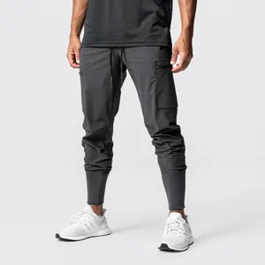Detailansicht der dunkelgrauen Multi-Pocket-Jogger an einem Modell mit elastischen Bündchen