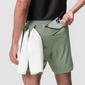 Pantalones cortos deportivos verdes para hombre con bolsillo trasero y lazo para toalla