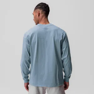 Vista posteriore di una t-shirt sportiva a maniche lunghe azzurra da uomo