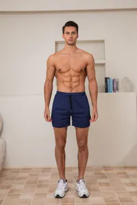 Vooraanzicht van een mannelijk model met een marineblauwe ademende sportshort heren