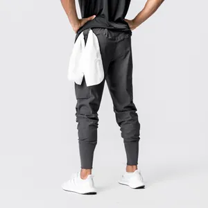 Detail der dunkelgrauen schnelltrocknenden Cargo-Jogginghose mit Handtuchschlaufe