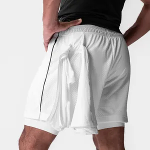 Vista trasera detallada de pantalones cortos deportivos de malla de doble capa para hombre con lazo