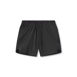 Vista frontal detallada de los pantalones cortos deportivos negros de secado rápido para hombre