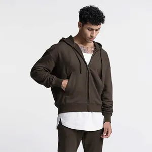 Detailansicht von braunem Kapuzensweatshirt und passender Jogginghose für Herren im Set