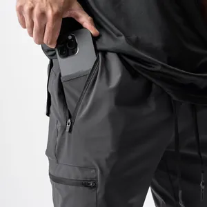 Nahaufnahme der funktionellen Reißverschlusstasche an der grauen Outdoor-Cargohose