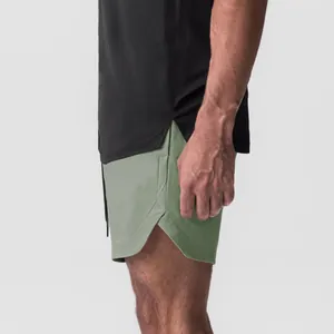 Primer plano de pantalones cortos deportivos verdes para hombre con abertura lateral y secado