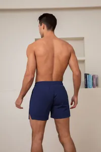 Achteraanzicht van marineblauwe sneldrogende herensportshorts in een minimalistische setting