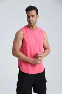 Πλήρης άποψη ροζ αθλητικής φανέλας σε μοντέλο σε επαγγελματικό στούντιο φωτογράφισης.