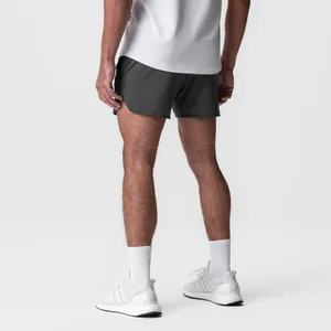 Detalle posterior de pantalones cortos de running antracita para hombre de secado rápido