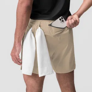 Vista posterior de pantalones cortos deportivos para hombre con bolsillo de cremallera.