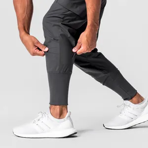 Nahaufnahme der schnelltrocknenden Sport-Jogginghose für Herren mit elastischem Bund.