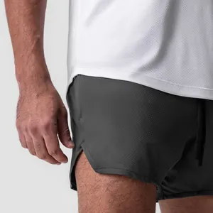 Primer plano detallado del tejido de malla transpirable y la abertura lateral del pantalón corto