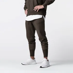 Schmal geschnittene braune Herren-Fleece-Jogginghose mit elastischen Bündchen für die Freizeit