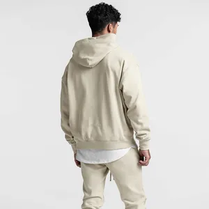 Rückansicht eines übergroßen haferfarbenen Kapuzenpullovers und Jogginghose für Herren