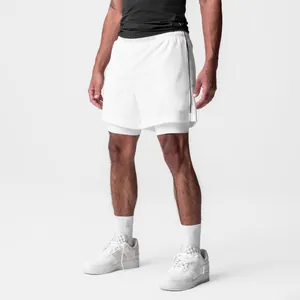 Pantalones cortos deportivos profesionales de doble capa para hombre en malla blanca para gimnasio.