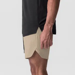 Primer plano de pantalones cortos deportivos caqui con abertura lateral y tejido seco