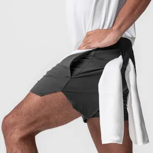 Detalle de pantalones cortos deportivos de secado rápido para hombre con lazo para toalla.