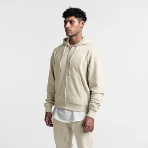 Professionelle Detailaufnahme eines cremefarbenen Herren-Zipp-Hoodies und Jogginghosen-Sets.