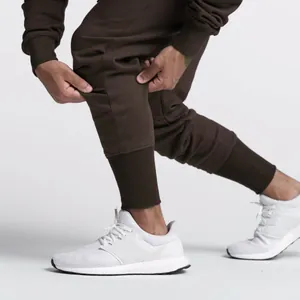 Detailansicht der braunen Herren-Sporthose mit hochwertigen gerippten Knöchelbündchen
