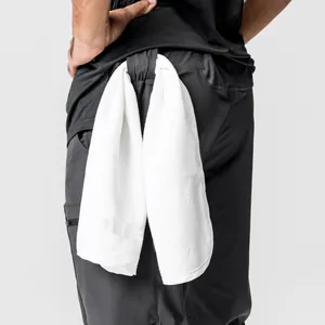 Detailansicht der schnelltrocknenden Herren-Cargohose mit funktionaler Handtuchschlaufe.