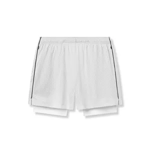 Pantalones cortos deportivos de malla blanca de doble capa para hombre con cremallera.