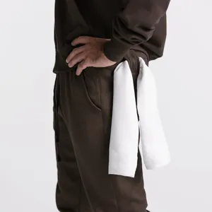Nahaufnahme der braunen French-Terry-Herren-Jogginghose mit praktischer Handtuchschlaufe.