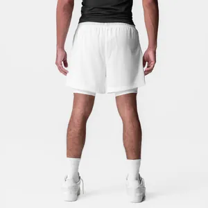 Vista trasera de pantalones cortos deportivos blancos de doble capa para hombre