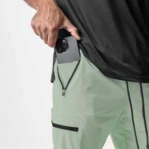 Detail der Cargo-Hose für Herren mit Reißverschlusstasche und Materialstruktur
