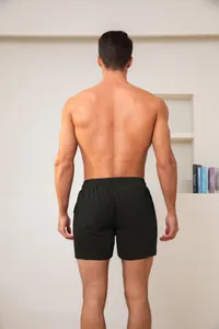 Achteraanzicht van de sneldrogende zwarte fitness-shorts voor heren op een model