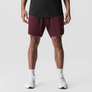 Detalle de los pantalones cortos deportivos granates de secado rápido para hombre gym