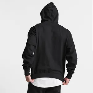 Rückansicht eines schwarzen Herren-Kapuzenpullovers mit einem weißen Lagen-Look-Detail