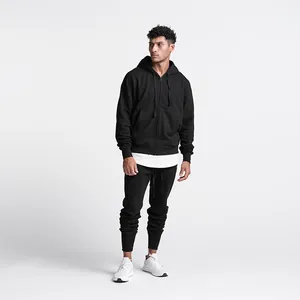 Detailansicht der schwarzen Herren-Jogginghose mit schmaler Passform und Bündchen am Knöchel