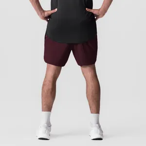 Vista trasera de pantalones cortos deportivos burdeos de secado rápido para hombre y fitness
