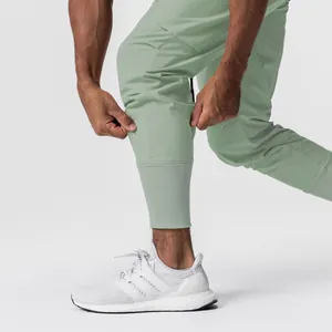 Detailansicht der elastischen Herren-Jogginghose mit gerippten Bündchen