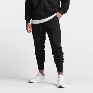 Detailansicht der schmal geschnittenen schwarzen Herren-Jogginghose mit schmal zulaufenden Bündchen.