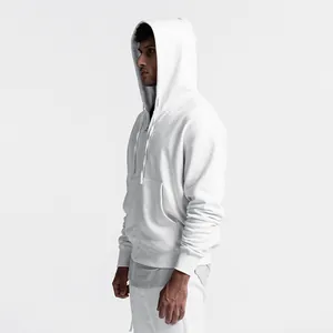 Detail-Seitenansicht eines weißen Herren-Kapuzenpullovers und passender Jogginghose im Set