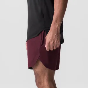 Vista lateral detallada de pantalones cortos deportivos burdeos para hombre con dobladillo