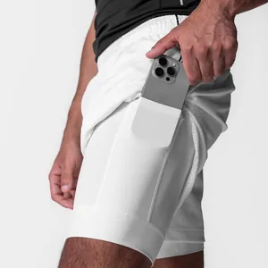Vista detallada de pantalones cortos deportivos blancos de doble capa con bolsillo oculto