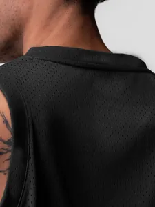 Gros plan détaillé montrant le tissu en maille noire respirante d'un débardeur de sport