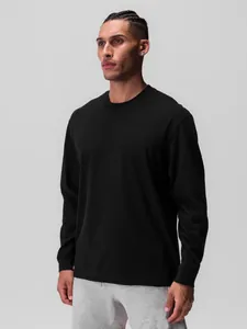 T-shirt nera a maniche lunghe con girocollo da uomo, perfetta per fitness e tempo libero.