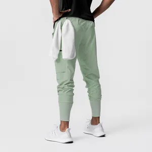 Detailansicht der hellgrünen, schnelltrocknenden Cargo-Jogginghose mit Handtuchschlaufe.